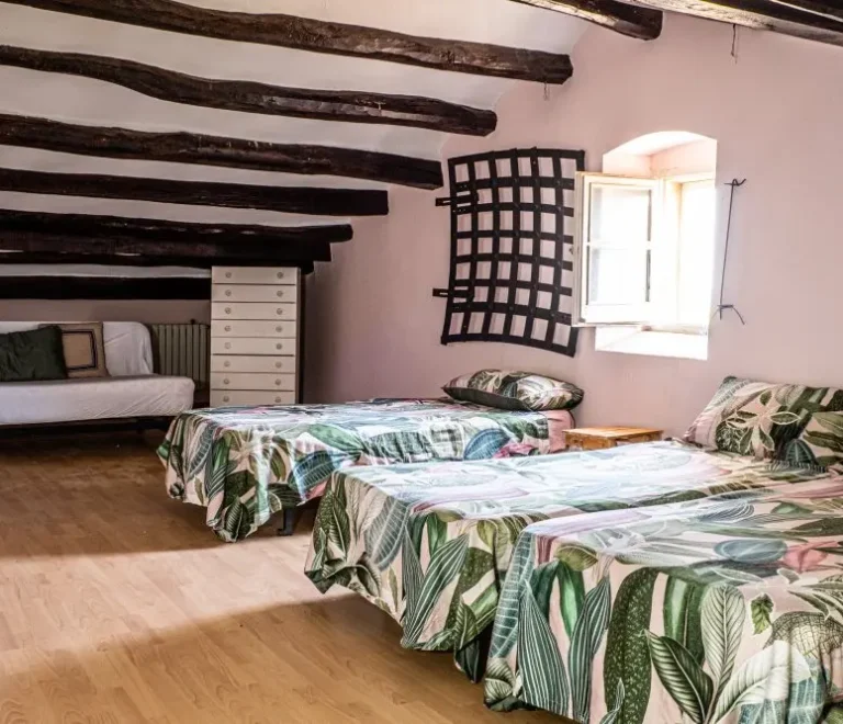 Ático en masía rural del Penedès con techo tradicional y espacio amplio