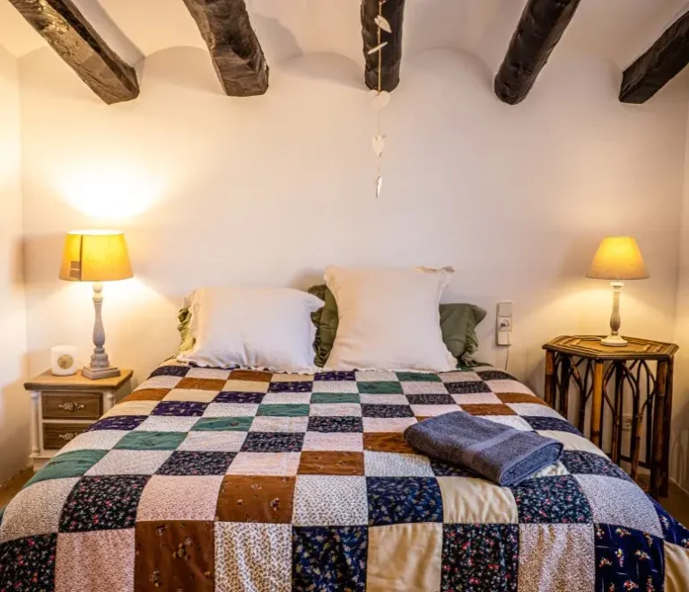 Suite en masía rural del Penedès con habitación amplia y estilo tradicional