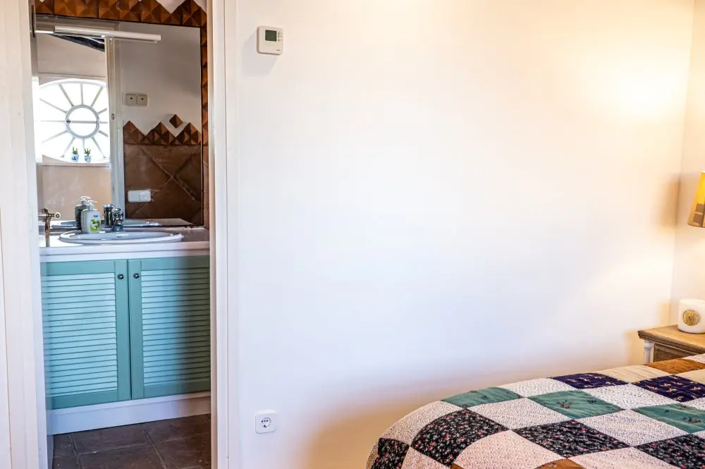 Suite en masía rural del Penedès con habitación amplia y estilo tradicional