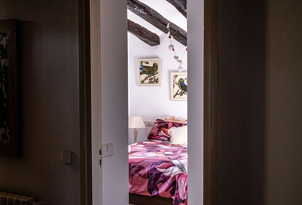 Suite en casa rural del Penedès con cama doble y decoración acogedora