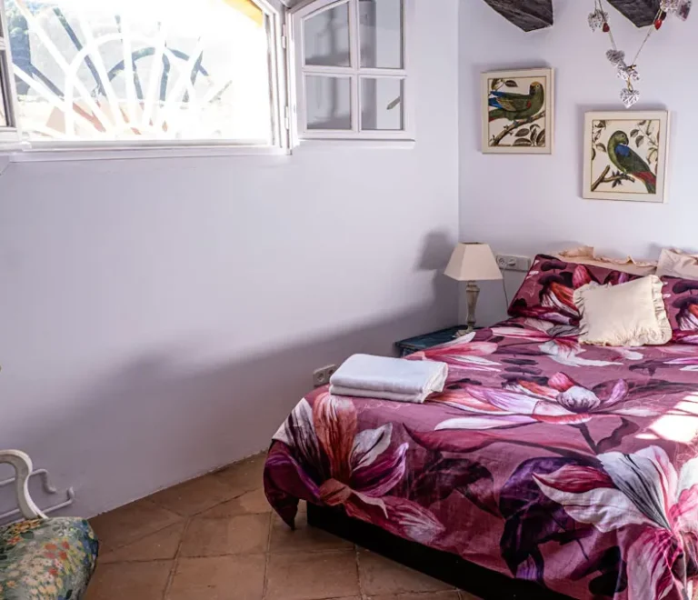 Suite en casa rural del Penedès con cama doble y decoración acogedora