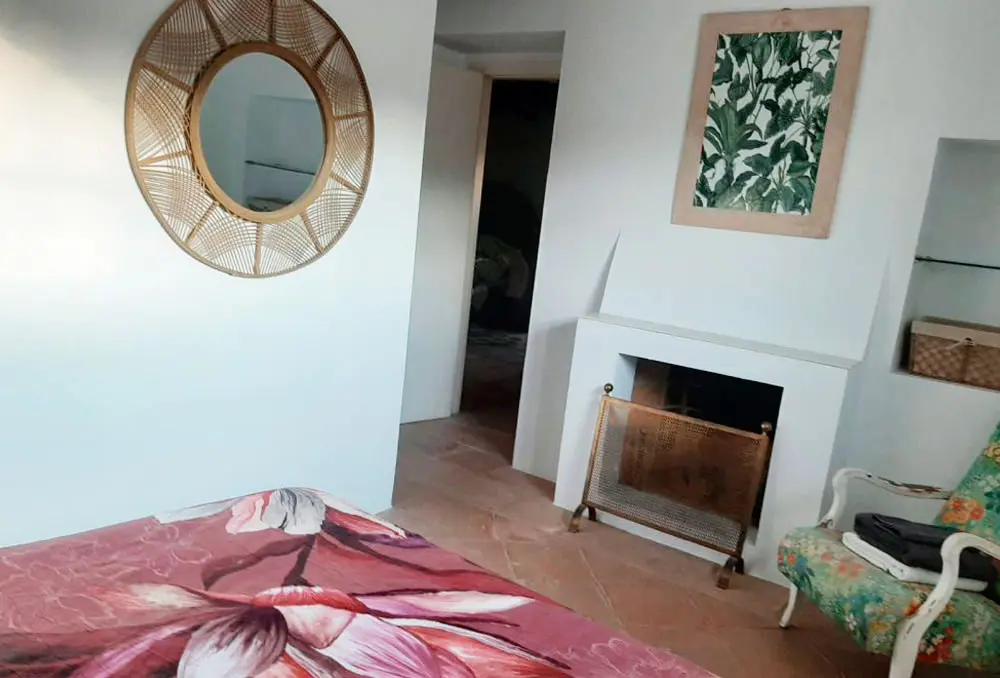 Suite en casa rural del Penedès con cama doble y decoración acogedora