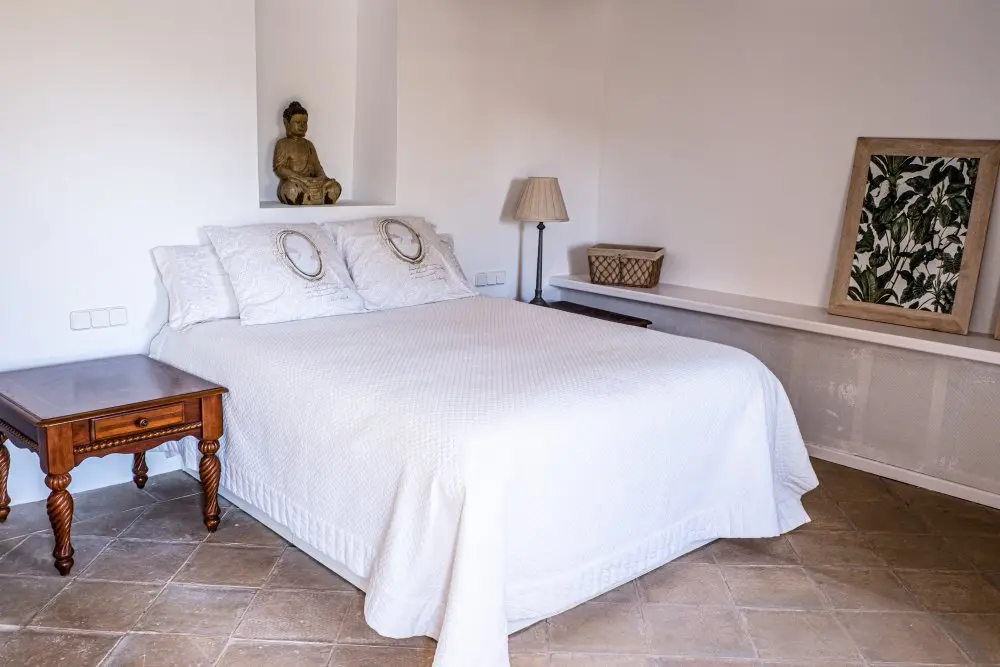 Habitación doble en masía rural del Penedès con cama y decoración rústica