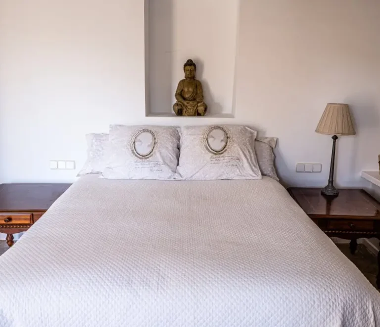 Habitación doble en masía rural del Penedès con cama y decoración rústica