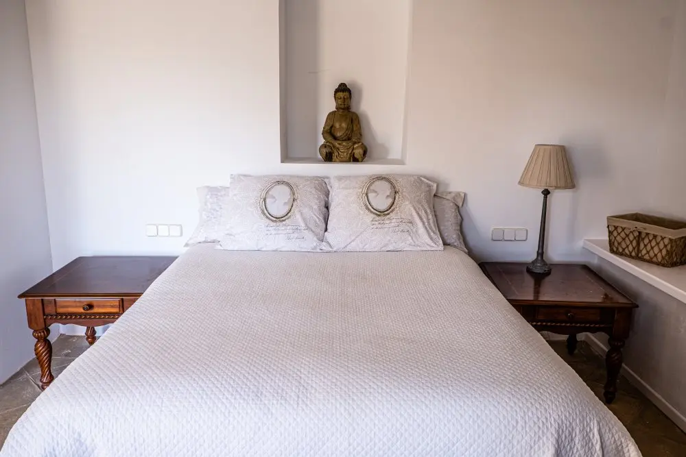 Habitación doble en masía rural del Penedès con cama y decoración rústica