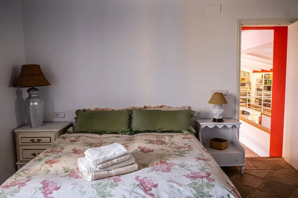 Habitación triple en masía del Penedès ideal para retiros y estancias rurales